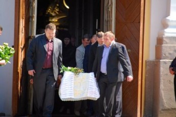 Сотні людей у Луцьку прийшли попрощатися з ректором ЛНТУ Віктором Божидарніком ФОТО
