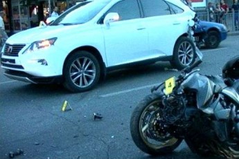 Жінка за кермом Lexus збила на смерть байкера в центрі Києва