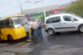 Ранкова ДТП в Луцьку: маршрутка та легковик не поділили дорогу ФОТО