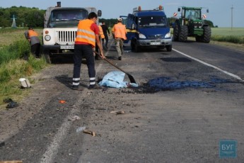 Смертельна аварія на Волині: водій наїхав на працівників дорожньої служби ВІДЕО