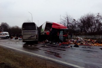 Волинський суд виніс вирок водію вантажівки, яка протаранила автобус з іноземцями