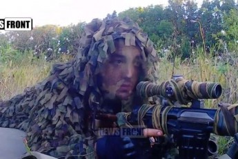 Снайпер, який полює на українських командирів, показав своє обличчя ВІДЕО