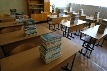 Українські школи забезпечать підручниками за рахунок скорочення зарплат депутатів