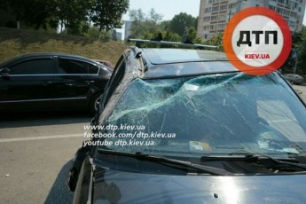 У Києві водій знепритомнів від спеки і врізався в три автівки ФОТО
