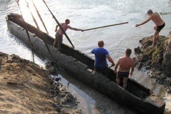 Тисячолітній човен, що знайшли на Волині, підняли з води ФОТО