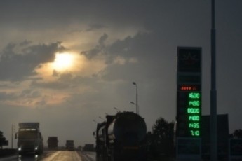 Чому в Україні не дешевшає бензин