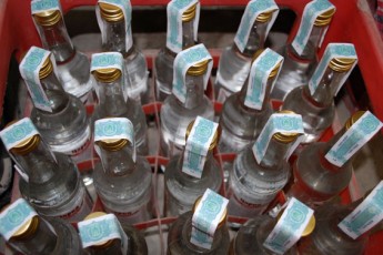 У Луцьку засудили працівницю ЖКП, яка продавала горілку з фальшивими акцизками