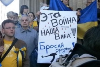 Марш за мир у Пітері й Москві: прапори та гімн України. ВІДЕО