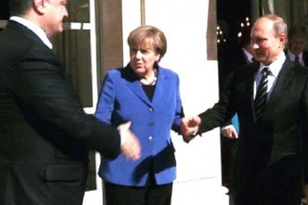Хто змусив Порошенка потиснути руку Путіну. ФОТО