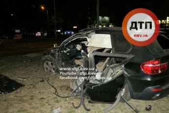Смертельна аварія в Києві: «BMW X5» розлетівся на частини. ФОТО