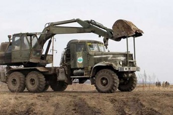 Бійці ЗСУ будують лінію оборони на Донбасі