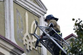 Прихильники «ДНР» демонтували останні герби України в Донецьку