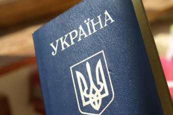 В українських паспортах замінять російську мову