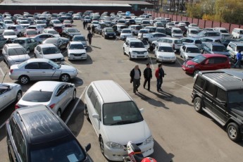 Українці активно скуповують потримані авто