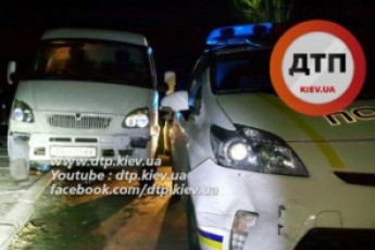 У Києві п'яний водій розбив дві поліцейські машини. ВІДЕО