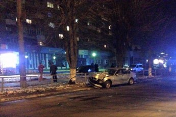 Аварія в Луцьку: водій «BMW» на швидкості влетів в дерево. ФОТО