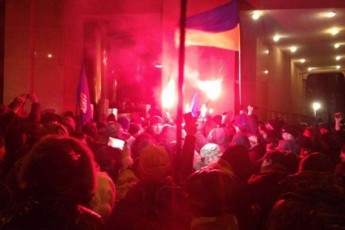 У Києві мітингувальники штурмували офіс Ахметова і побилися з поліцією