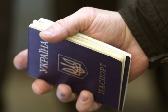 У Луцьку за хабар засудили спеціаліста міграційної служби