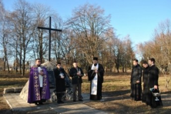 Волиняни встановили хрест на місці польського цвинтаря