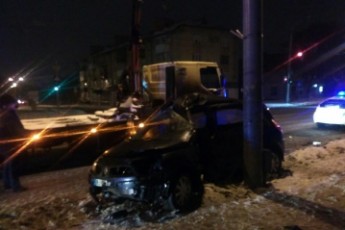 В Луцьку водія з понівеченої автівки діставали рятувальники. ФОТО