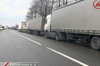 Волинські активісти хочуть обмінювати російські вантажівки на полонених бійців. ВІДЕО