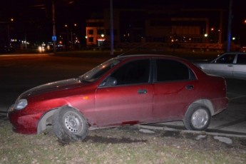 Нічна аварія в Луцьку: горе-водій зіткнувся з бордюром. ФОТО