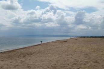 Путіну звітують про туристичні рекорди в Криму, хоча пляжі – геть порожні