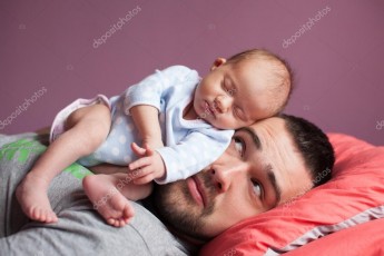 Тато, який вкладає доньку спати, підкорив мережу. ВІДЕО
