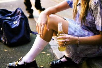 У Центральному парку Луцька знайшли напівпритомних п’яних дівчат-підлітків