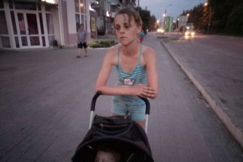 Лучанку, яка п'яною гуляла з малою дитиною, не позбавили батьківських прав