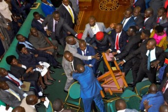 Депутати Уганди показали майстер-клас з бійок у парламенті