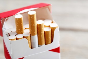 Медики просять Порошенка заборонити рекламу цигарок на вітринах
