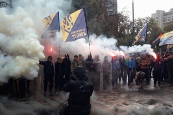Під Верховною Радою націоналісти мітингують проти реінтеграції Донбасу.