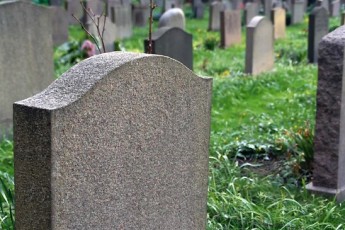 На волинському кладовищі знайшли чоловіка з пораненнями