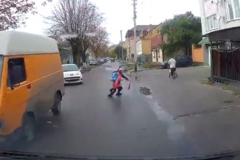 У Луцьку, діти перебігаючи дорогу, дивом не потрапили під колеса авто