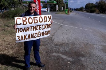 У Криму заарештовують учасників одиночних пікетів