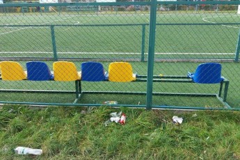Гори сміття та поломані стільці: у якому стані шкільні стадіони Луцька