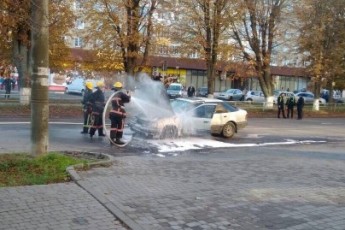 У Луцьку посеред вулиці загорілося авто