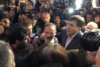 Мітингувальники під Радою побили депутата Барну