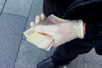 У Києві службовець вимагав хабар за видачу біометричних паспортів