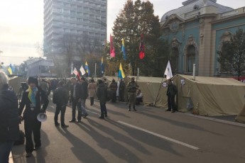 Під стінами Верховної Ради збираються протестуючі