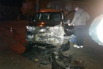 Нічне ДТП у Луцьку: BMW відкинуло на тротуар