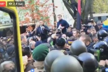 Ситуація біля Верховної Ради: поліція не пускає на мітинг машину зі звукоапаратурою