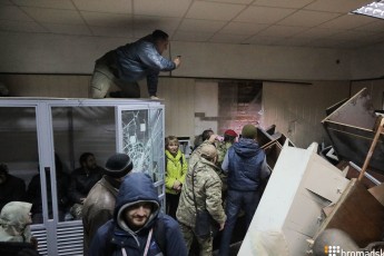 З’явилося відео, як спецпризначенці б’ють журналіста, під час штурму суду у Києві