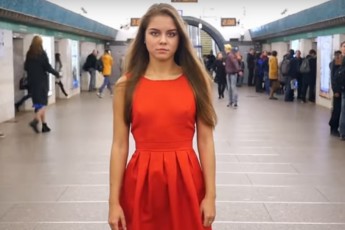 У Санкт-Петербурзі активістка підняла спідницю, щоб здобути легкої слави