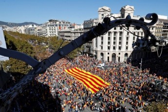 У Барселоні проходить багатотисячна демонстрація на підтримку єдності Іспанії