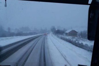 Трасу Київ-Чоп засипало снігом