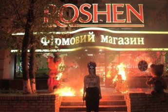 «Цукерки або імпічмент», - активістка Femen спалила фігури ведмедів біля магазину Roshen