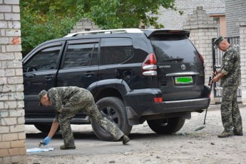 Поліція: Вибухівку в автомобіль миколаївського депутата від Опоблоку підклав його син