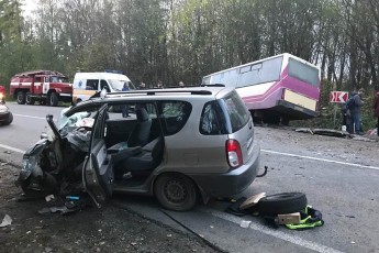 На Львівщині авто зіткнулось з автобусом, 7 людей травмовано